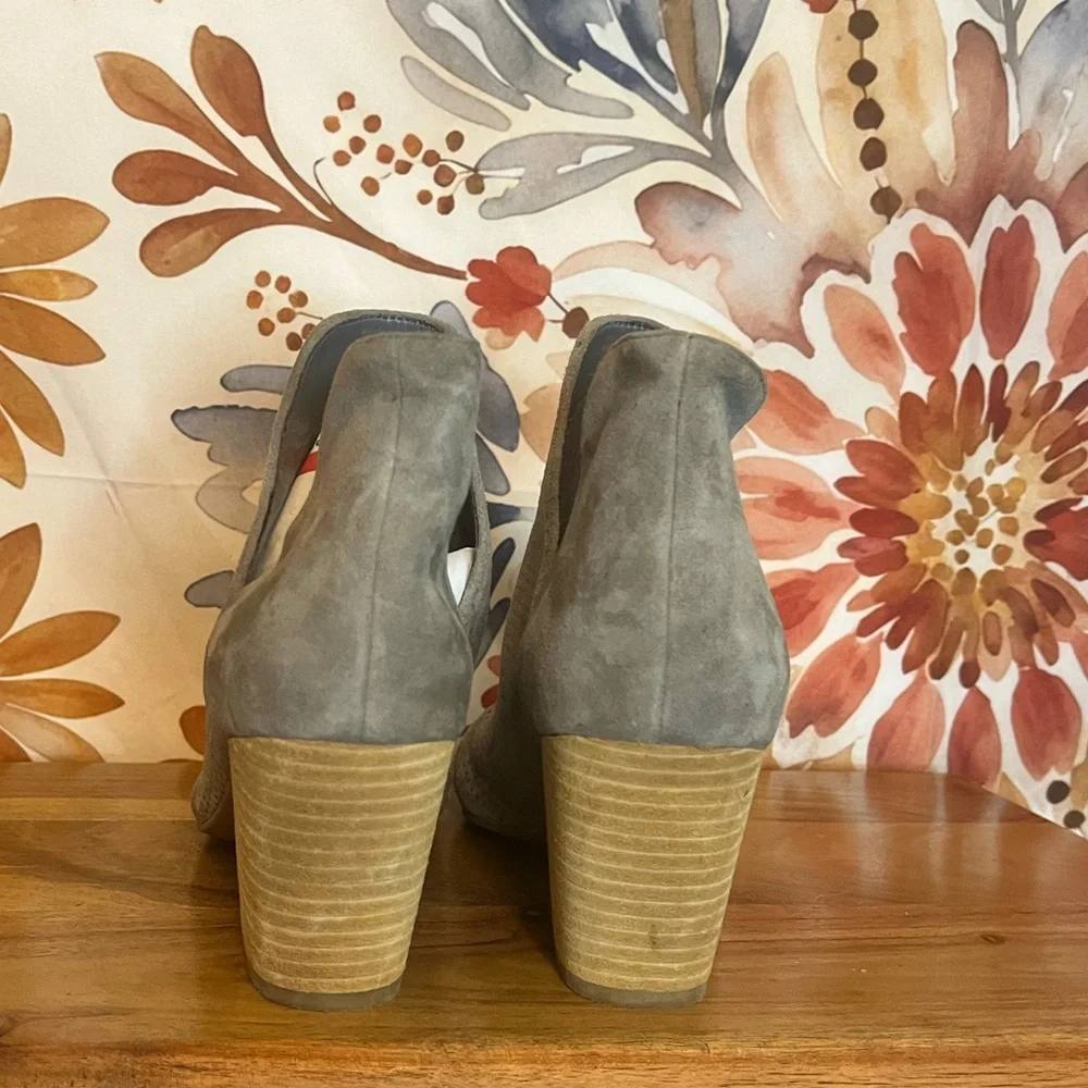 Cole Haan 8B Grey Suede Laser Cut Pull On Casual Fall Preppy Weekend Booties